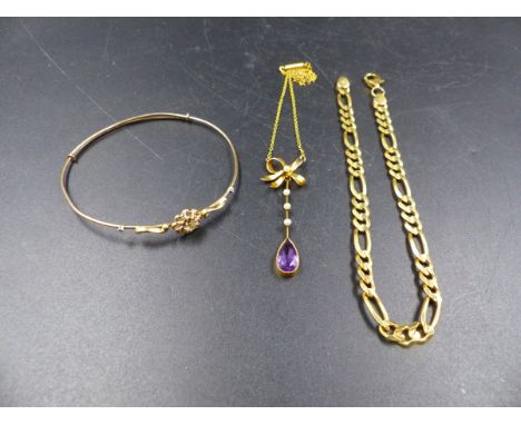 A 9ct GOLD EDWARDIAN AMETHYST AND PEARL DROP PENDANT (3.2grms), A DIAMOND AND ENAMEL BANGLE (4.0grms) AND A 18ct GOLD FIGARO 