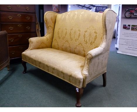 AN EARLY 20th.C.QUEEN ANNE STYLE SOFA, PALE GOLD DAMASK UPHOLSTERED ON WALNUT CABRIOLE SUPPORTS.   W.143cms.