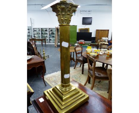 A BRASS CORINTHIAN COLUMN TABLE LAMP.   H.38cms.