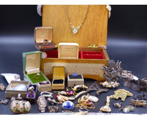 THE CONTENTS OF A JEWELLERY BOX TO INCLUDE AN 18ct AND PLATINUM DIAMOND RING, A 9ct GOLD HEART PASTE BROOCH, A 10K STAMPED TW