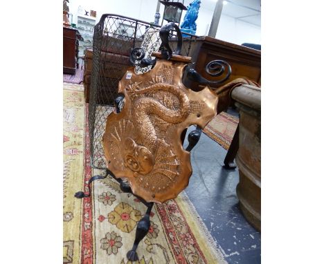 AN ANTIQUE ARTS AND CRAFTS WROUGHT IRON AND COPPER FIRE SCREEN WITH REPOUSSE DECORATION.