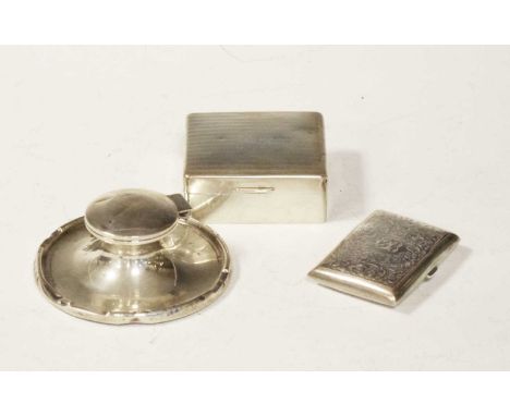 George V capstan inkwell, Birmingham 1924, together with an early 20th Century cigarette case with foliate decoration and tab