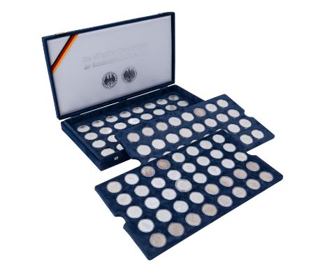 BRD - Die offizielle Gedenkmünzen-Sammlung zu 5 und 10 DM mit den Top 5 der 5 DM. Gesamtgewicht Silber fein ca. 750 g. Darunt
