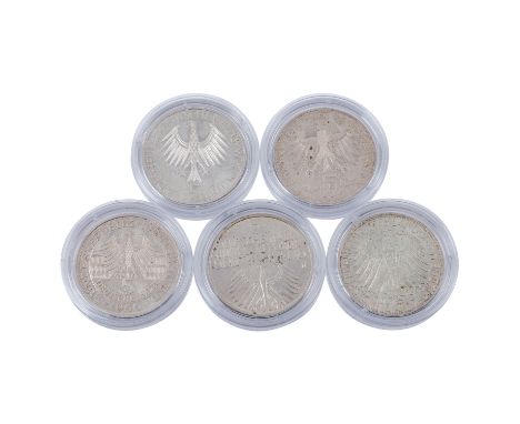 BRD Top 5 - 5 x 5 DM 1952 - 1964 Davon 1 x 5 Mark 'Germanisches Museum', 1952 D, vz - mit Kratzer, teils Tönung und 1 x 5 Mar