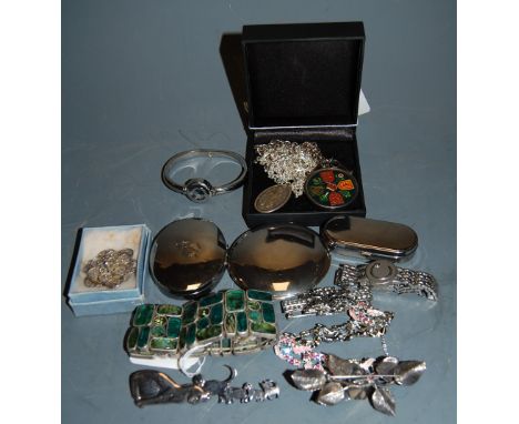 A small collection of miscellaneous costume and other jewellery to include ladies continental pierced silver dress ring, cont