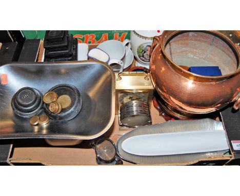 Kitchenalia to include modern pan scale with weights, sundry ornaments, copper vase etc