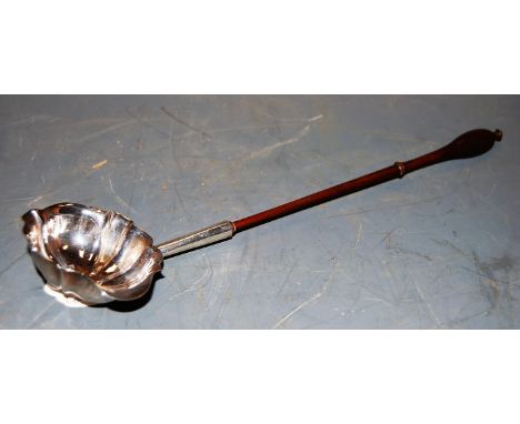 A George III silver toddy ladle, having walnut handle, maker David Mowden, London 1762, 31cm   Condition Report / Extra Infor