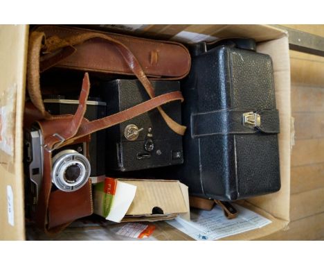 A mixed lot of assorted vintage cameras to include Blora, cine projector camera, Flocon, bakelite example etc.