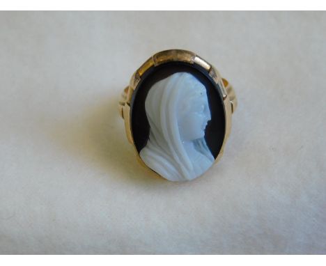 French high carat gold black &amp; white cameo glass ring 