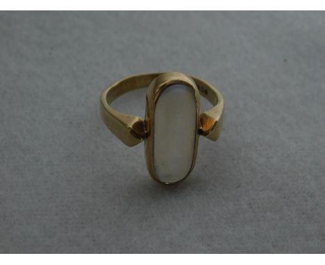 9ct hallmarked gold oval moonstone ring-Size O 