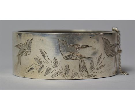 A Silver Bangle with Engraved Bird Decoration 