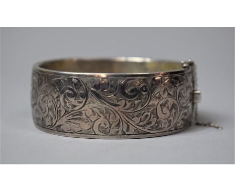An Early 20th Century Hinged Silver Bangle with Safety Chain (AF) 