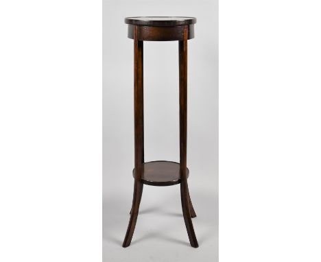 An Edwardian Circular Topped Oak Jardiniere Stand with Stretcher Shelf, 93.5cm high 