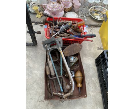 AN ASSORTMENT OF TOOLS TO INCLUDE HACKSAWS AND BRACE DRILLS ETC