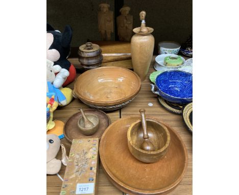 A QUANTITY OF TREEN ITEMS TO INCLUDE BOWLS, A PESTLE AND MORTAR, FIGURES, BOOK SHELF, ETC