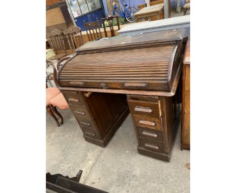 AN EARLY 20TH CENTURY OAK TWIN PEDESTAL LEBUS ROLL TOP DESK ENCLOSING SEVEN DRAWERS AND TWO SLIDES, 42" WIDE