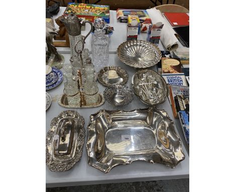 A QUANTITY OF GLASS AND SILVER PLATE TO INCLUDE A DECANTER, CLARET JUG, CRUET SETS WITH STANDS, BOWLS, A BUTTER DISH, ETC