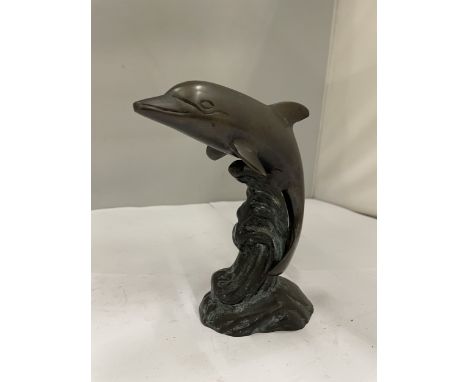 A BRONZE DOLPHIN SCULPTURE WITH WAVES - 17 CM