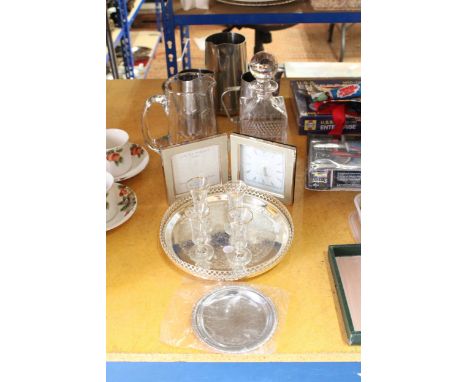 A MIX LOT OF ITEMS TO INCLUDE A SILVEDR PLATED DISH, A SILVER PLATED TRAY, SILVER PLATED JUGS, A GLASS DECANTER ETC