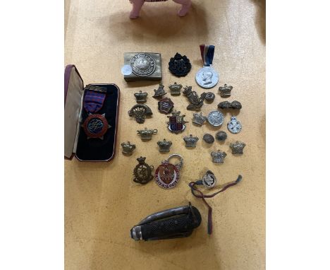 A COLLECTION OF MEDALS AND PIN BADGES TO INCLUDE A ROYAL ARCH CHAPTER CENTENERY JEWEL FROM THE ENOCH CHAPTER NO. 210, COMMEMO