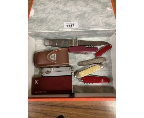 A BOX CONTAINING PENKNIFES AND KNIFES TO INCLUDE LEATHERMAN, VICTORINOX AND METROVICK
