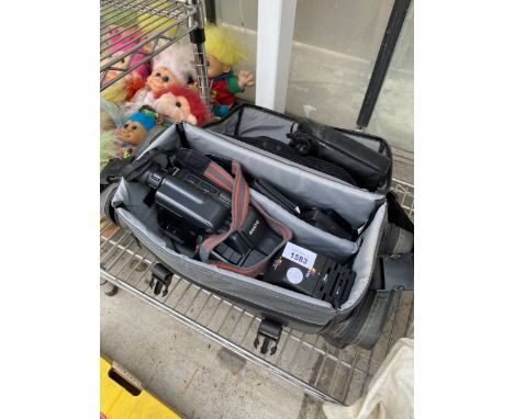 A RETRO SANYO CAMCORDER WITH CARRY BAG