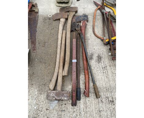 AN ASSORTMENT OF VINTAGE GARDEN TOOLS TO INCLUDE THREE AXES AND A SLEDGE HAMMER ETC