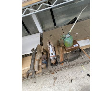 AN ASSORTMENT OF VINTAGE TOOLS TO INCLUDE TWO OIL CANS, TWO WOOD PLANES AND A LARGE KING DICK SPANNER
