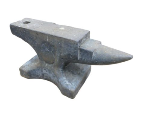 Vintage small anvil with single horn measuring 26cm long, 10cm wide, 12cm high.