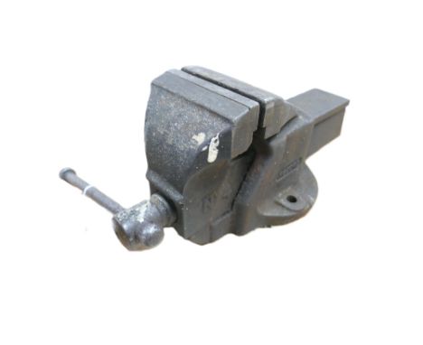 Record no4 heavy duty bench vice.