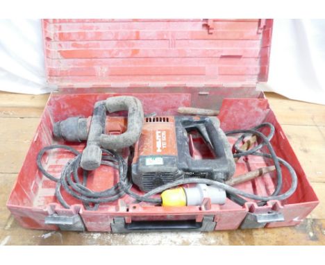 Boxed Hilti TE505 110v hammer drill with chisels.