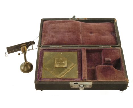 A small, brass Yarn Assorting Scale by GEO. THOMAS & Co Manchester c/w 3 brass weights in fitted box G+