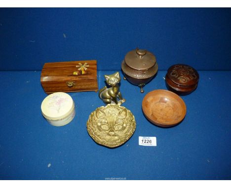 A small quantity of miscellanea to include a small trinket box having windmill to lid, brass cat, etc.
