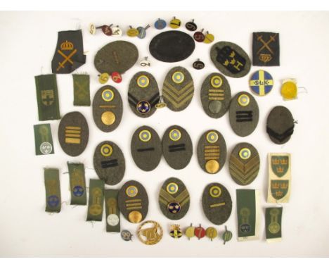 SWEDEN - 17 SWEDISH ARMY RANK OVAL BADGES PLUS OTHERS Swedish Army rank insignia. (17). Plus sundry other badges and 20 numbe