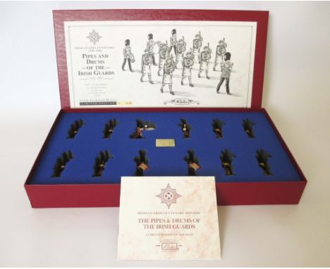 BRITAIN'S LTD EDITION SET DIE CAST TOY SOLDIERS PIPES & DRUMS OF THE IRISH GUARDS Boxed set of 1:32nd scale, hand painted fig