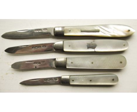 Four fruit knives, all with hallmarked sterling silver blades and mother of pearl handles. Overall length of each 128mm (Lond