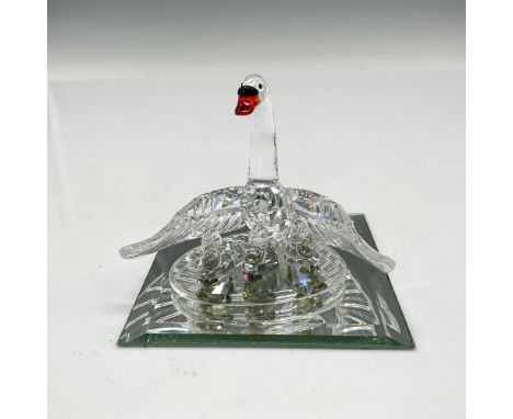 Part of the Beauties of the Lake collection. Clear crystal mother with widespread wings protecting her cygnets. Mother's feat