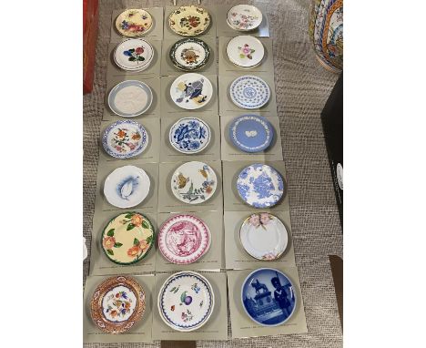 Twenty one Miniature plates 'The worlds great porcelain houses' by Franklin Mint. shipping unavailable