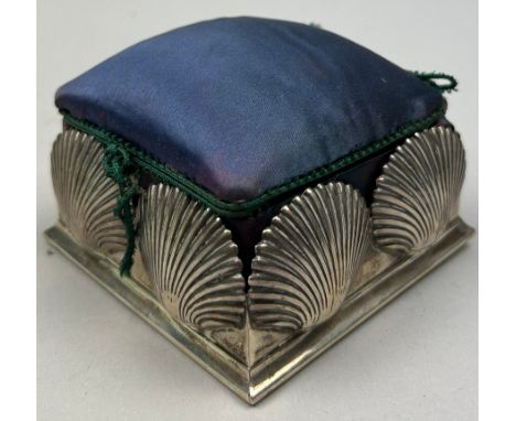 A SILVER SCALLOP SHELL JEWELLERY BOX, with purple cushion and green silk lining. Numbered 71387 to verso.Stamped for Henry Wi