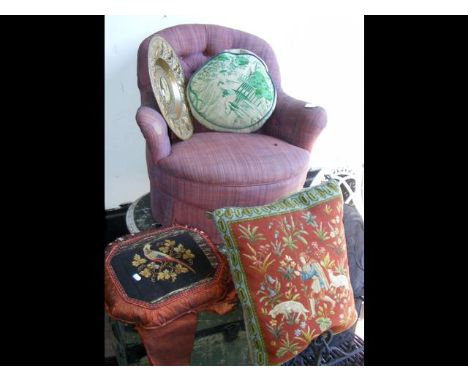 Button back easy chair, together with decorative cushions 