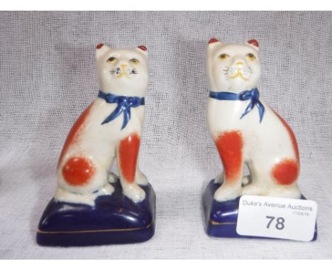 A PAIR OF STAFFORDSHIRE STYLE CERAMIC CATS