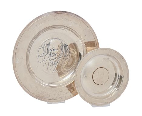 Two Elizabeth II Sir Winston Churchill commemorative silver dishes, 13 and 20cm diam, by Walker &amp; Hall Ltd, Sheffield 197