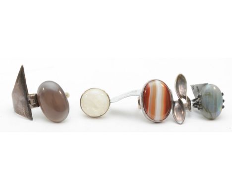 A group of silver rings to include modernist and quartz examples, smallest K, largest P, 63gm. 