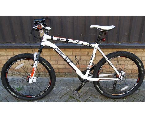 A Whyte 805x8 series gent's mountain bike, white colour scheme, with gel seatCondition report: White vertical tub below seat 