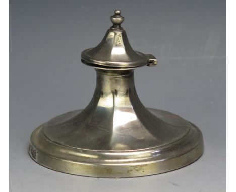 An Edward VII silver inkwell, maker Fordham &amp; Faulkner, Sheffield, 1906, with hinged lid on a weighted circular base, 9cm