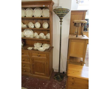 Metal uplighter lamp with Tiffany style shade