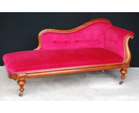 Victorian mahogany button-back chaise longue on turned supports, 87cm high and 178cm long.