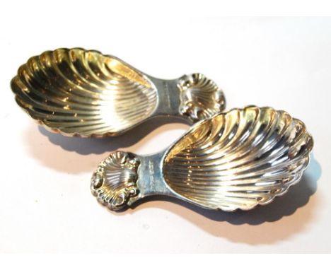 Pair of silver scallop caddy spoons of Georgian style, 1970.
