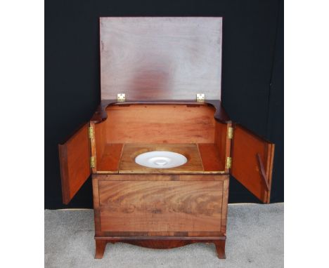Regency mahogany commode with hinged top raised on splayed bracket feet, 62cm wide.