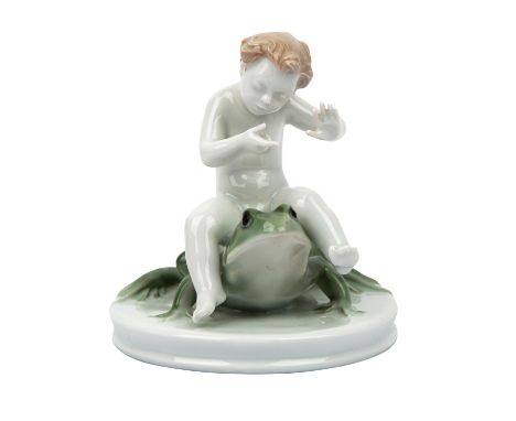 ROSENTHAL 'Froschreiter', um 1930. Weißporzellan partiell farbig gefasst, Darstellung eines kleiner nackten Jungen, der auf e